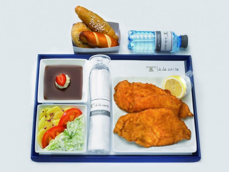 12 примеров еды из экономкласса разных авиакомпаний, глядя на которые можно захлебнуться слюной