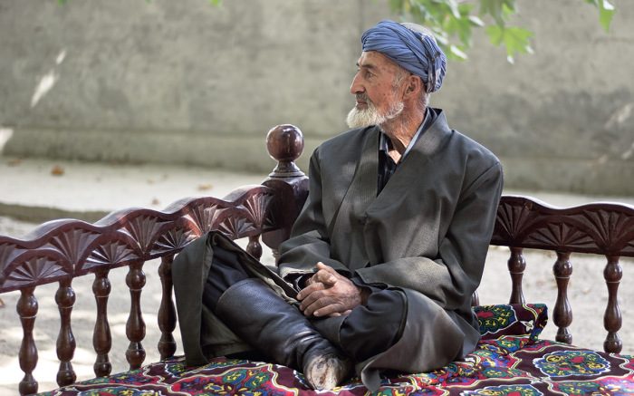 Почему в Узбекистане сидеть на полу и есть руками — это норма
