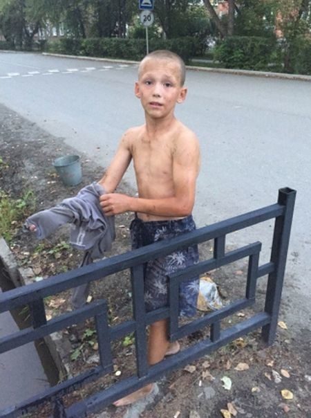 12-летний мальчик спас щенка, который чуть не утонул в сточной канаве