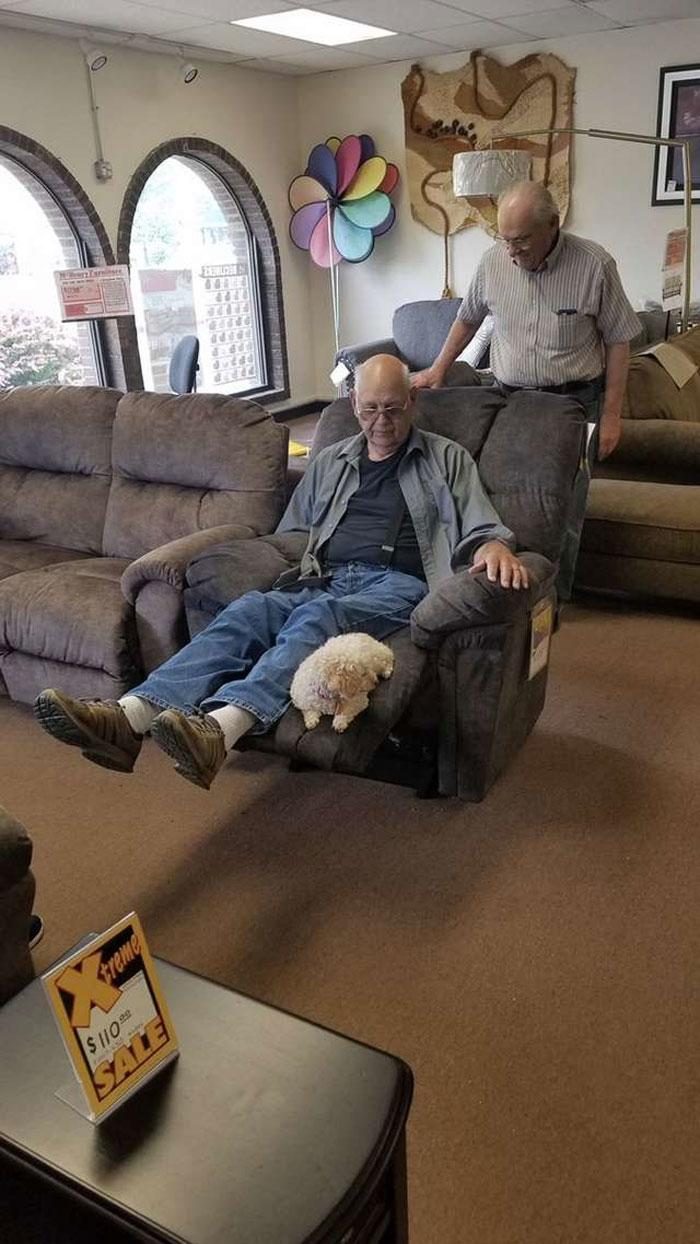 Этот дедушка не хотел собаку