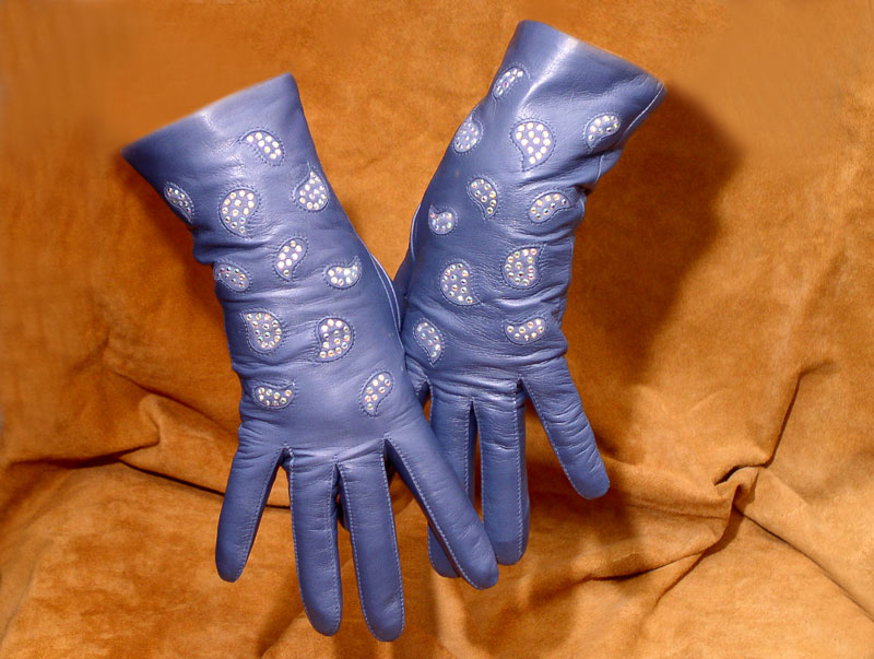 Где находятся перчатки. Рваные синие перчатки. Грязные синие перчатки. Рваные перчатки сварщика. Перчатка сновидений.