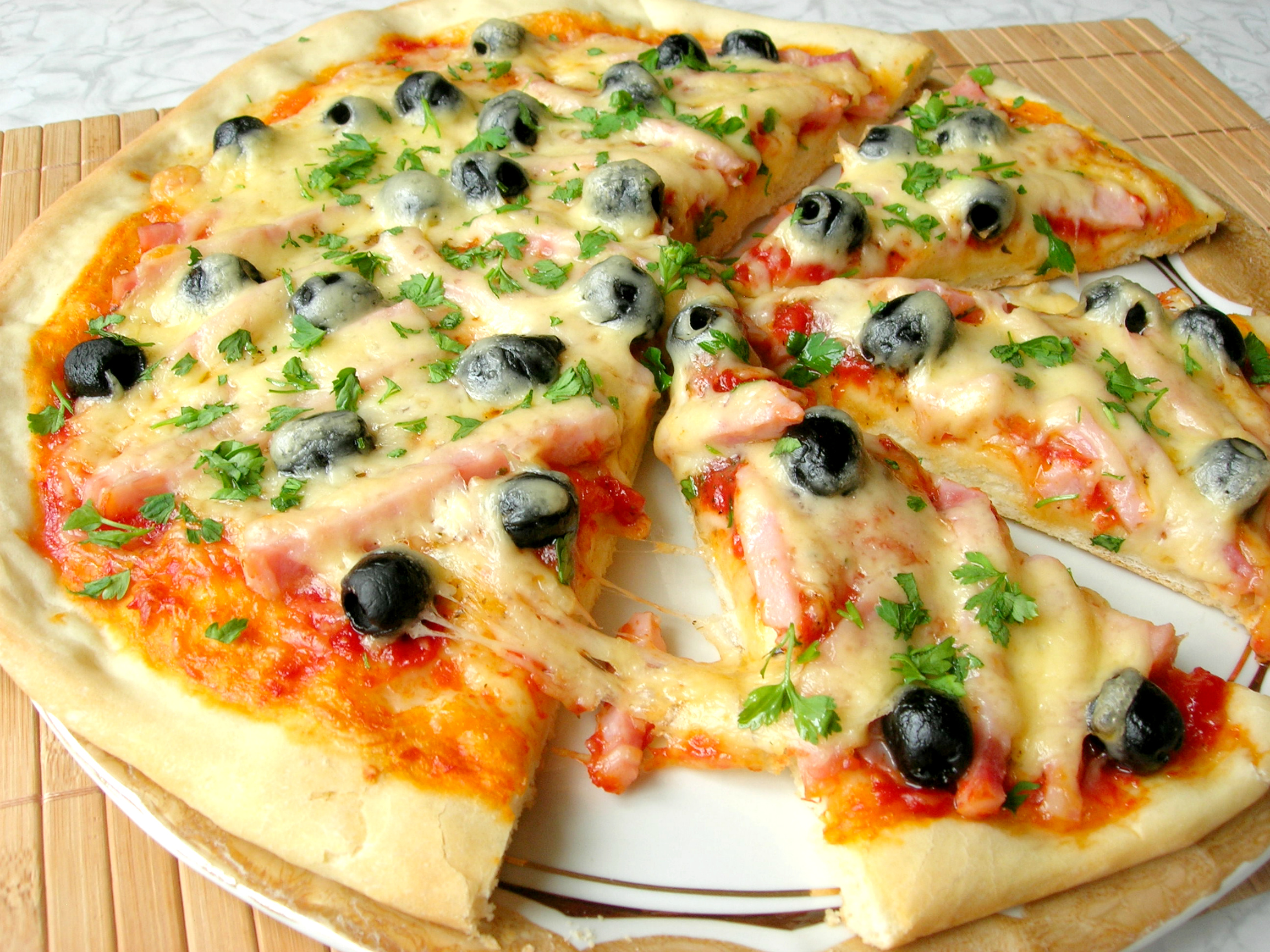 Что нужно для домашней пиццы. Пицца домашняя. Пицца с маслинами. Domashnjaja picca. Красивая пицца домашняя.