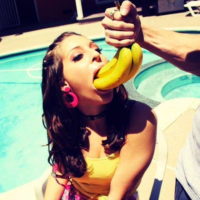 Села подруге на рот. Девушка с бананом. Несколько бананов во рту. Девушка с бананом во рту. Девушка облизывает банан.