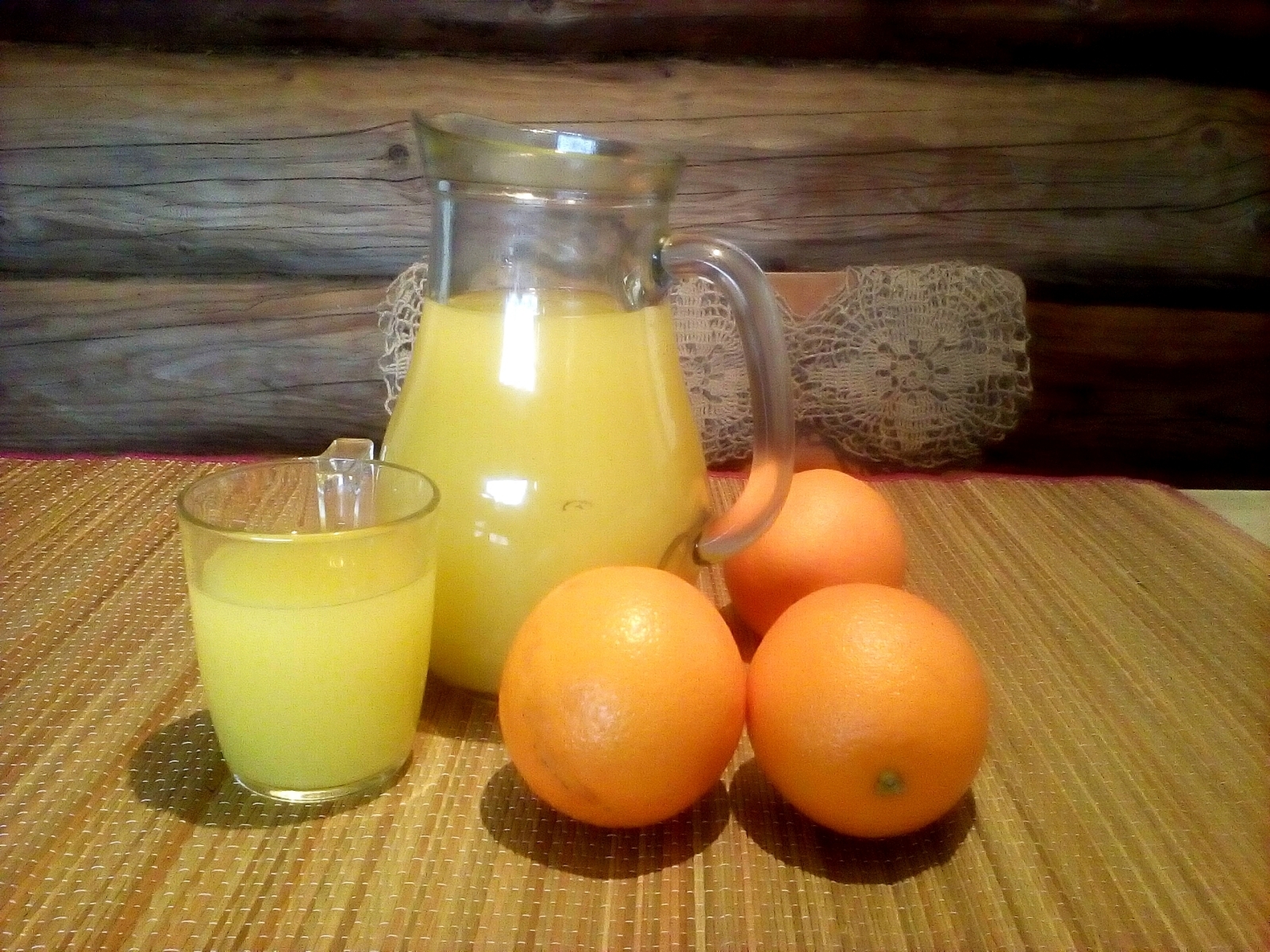 Сок из замороженных апельсинов в домашних условиях. Сок из апельсинов замороженных в домашних. Сок из трех апельсинов. Сок апельсиновый из замороженных. Замороженный сок апельсина.
